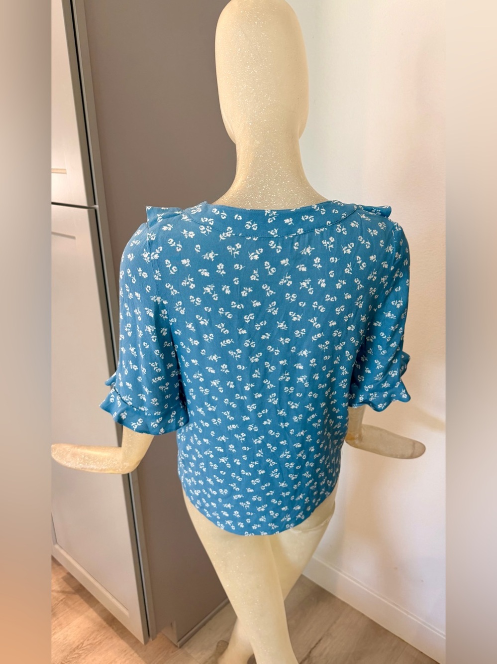 Sezane Pomme Blue and White Floral Tie-Front Ruffle Blouse. Size 34FR/2 US - Picture 8 of 11